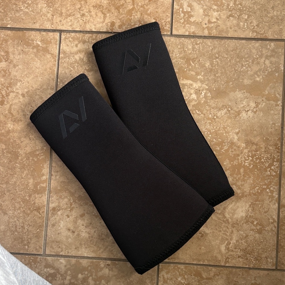 All Black A7 unisex 7MM Knee sleeves - Stiff. Size XS
